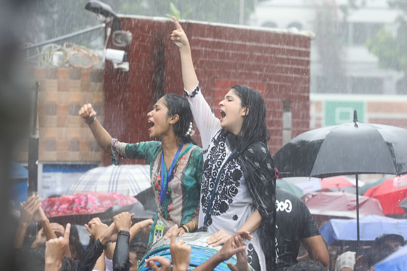 বৃষ্টিতে ভিজে রিকশার ওপর উঠে স্লোগান দুই তরুণীর